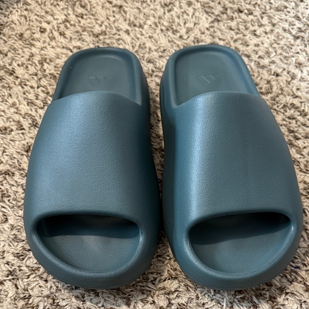 Authentic NWT YZY slide